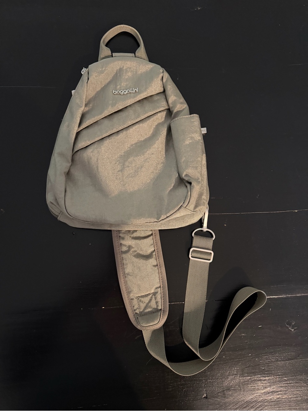 Baggallini truce classic sling.